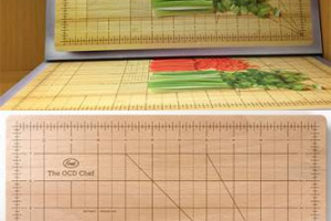 Dalle tazzine ideate da Yoko Ono per Illy al tagliere per cuochi super-maniaci by Fred, passando per i piatti da picnic con formiche incorporate: ecco piccoli grandi utensili da cucina firmati da designer internazionali in vendita al Moma di New York