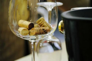 IL TAPPO, FONDAMENTALE PER IL SUCCESSO O IL FALLIMENTO DI UN VINO VIVE UNA STAGIONE DI GRANDI NOVITA&rsquo;: PROTAGONISTA NEL RISPETTO DELL&rsquo;AMBIENTE CON IL BOX &ldquo;ETICO&rdquo; DI AMORIM CORK E DI INNOVAZIONE CON LA LINEA DI TAPPI &ldquo;LEADER&rdquo; DI NOMACORC