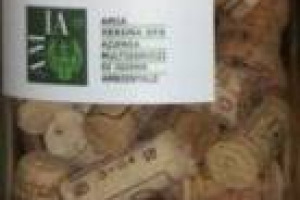 STAPPO, DECANTO, DEGUSTO E POI ... RICICLO! DOPO IL VETRO DELLE BOTTIGLIE ANCHE IL SUGHERO DEI TAPPI HA UN FUTURO DA MATERIALE RICICLATO AL 100%: PANNELLI FONOASSORBENTI, PANNELLI TERMOISOLANTI MA ANCHE SOLETTE E TACCHI PER CALZATURE