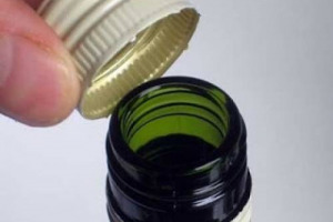Ai wine lover italiani piace il tappo a vite: lo svela un&rsquo;indagine condotta da Ipsos, per la European Aluminium Foil Association, che rivela come ormai il &ldquo;tab&ugrave;&rdquo; del tappo di sughero &egrave; superato. E in Italia lo screw-cup vale il 19% del mercato