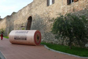 UN TAPPO GIGANTE GRIFFATO GALLO NERO NEL CUORE DI FIRENZE: ECCO L&rsquo;ORIGINALE INSTALLAZIONE DEL CONSORZIO DEL CHIANTI CLASSICO PER &ldquo;CLASSICO E&rsquo;&rdquo; (29 MAGGIO-5 GIUGNO). E LA &ldquo;CACCIA AL TAPPO&rdquo; GUIDER&Agrave; GLI ENOAPPASSIONATI ALLA SCOPERTA DEL TERRITORIO