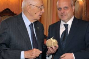 LA STAGIONE DEL TARTUFO ENTRA NEL VIVO: LE QUOTAZIONI DEL BIANCO DEL PIEMONTE SALGONO DEL 12-27% (CON PREZZI AL CONSUMATORE DA 140 A 240 EURO). E DA NAPOLITANO AD ALLEVI, DA ALBERTO DI MONACO A TOMMY HILFIGER, ALBA CONSEGNA I SUOI TARTUFI “SPECIALI”