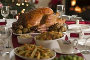 PER LA TAVOLA DI NATALE, GLI ITALIANI SPENDERANNO 97 EURO E IL 92% LO FESTEGGERÀ A CASA TRA PARENTI E AMICI RI SCOPRENDO I PIATTI DELLA TRADIZIONE E LE RICETTE DELLA “NONNA”. SOLO IL 3% ANDRÀ, INVECE, AL RISTORANTE. PAROLA DI COLDIRETTI/IXÈ