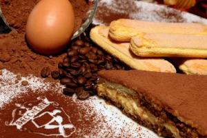 Tiramisù conteso fra Veneto e Friuli Venezia Giulia. Dal governatore Zaia al senatore Conte fino al ristorante “Le Beccherie”, ecco le iniziative, le polemiche (e i toni alti) per difendere la paternità trevigiana del dolce più apprezzato d’Italia