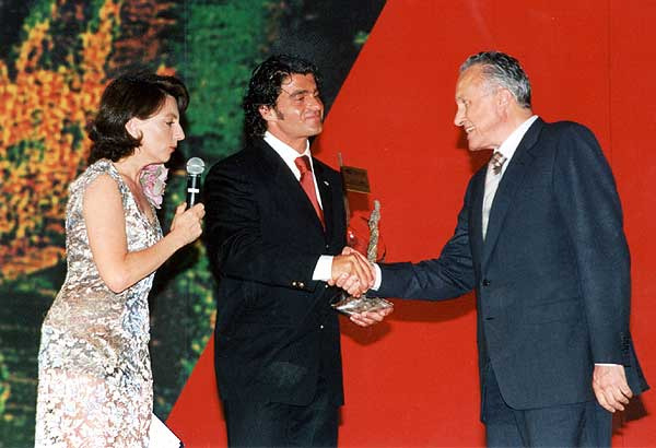 Alberto Tomba premia Angelo Gaja: è l’Oscar del Vino 2000