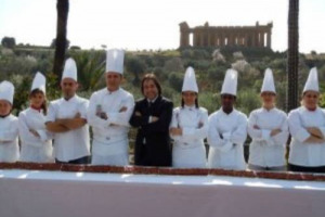 AGRIGENTO ENTRA NEL “GUINNESS WORLD RECORDS” CON IL TORRONE PIU’ LUNGO DEL MONDO. REALIZZATO NELLA VALLE DEI TEMPLI, MISURA 660 METRI ED HA IMPEGNATO 400 CUOCHI, 1500 KG DI MANDORLE E 1000 KG DI ZUCCHERO