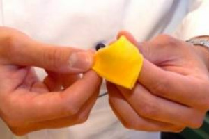 DIVISE DA SECOLI SULLA PATERNITÀ DEL TORTELLINO, ORA BOLOGNA È PRONTA NON SOLO A SEPPELLIRE L’ASCIA DI GUERRA, MA ADDIRITTURA AD ALLEARSI CON MODENA, PER OTTENERE INSIEME IL RICONOSCIMENTO DEL TORTELLINO EMILIANO, ED ANTICIPARE IL TORTELLINO VENETO