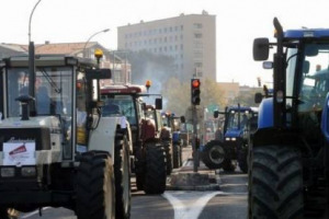 GLI AGRICOLTORI FRANCESI, IN PROTESTA CONTRO IL DIVARIO DEI COSTI DI PRODUZIONE TRA NORD E SUD DEL PAESE, BLOCCANO LE STRADE INTORNO A PARIGI CAUSANDO DUE INCIDENTI E LA MORTE DI UN GIOVANE POMPIERE. IL GOVERNO INTIMA LA FINE IMMEDIATA DEI BLOCCHI