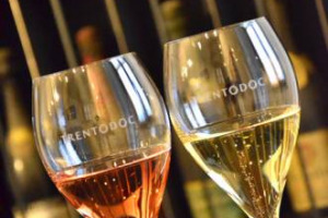 Sono i primi anni del Novecento quando Giulio Ferrari, giovane studente all&rsquo;Imperial Regia Scuola Agraria di San Michele, d&agrave; vita alla produzione: inizia cos&igrave; la storia del Trentodoc, che si racconta a &ldquo;Bollicine sulla Citt&agrave;&rdquo; (Trento, da 16 novembre)