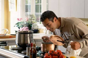 UN TEMPO, AL MASSIMO, ASCIUGAVANO LE STOVIGLIE. OGGI CUCINANO LORO. CHI SONO? GLI UOMINI IN FAMIGLIA, CHE HANNO “SPODESTATO” CONSORTI E FIDANZATE DAL REGNO DEI FORNELLI. E SEGUONO CORSI DI CUCINA PER “CARPIRE” TUTTI I SEGRETI DELL’ARTE CULINARIA