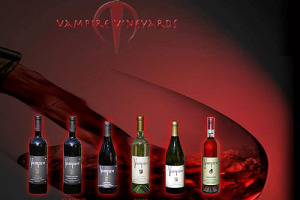 LA NOTTE DI HALLOWEEN SI BRINDA CON IL VINO DEL VAMPIRO: ARRIVA DALLA TRANSILVANIA E SULL'ETICHETTA SPICCA UNA (FINTA) GOCCIA DI SANGUE