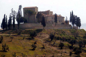 IL PRESIDENTE DEL CONSIGLIO SILVIO BERLUSCONI ACQUISTA IL CASTELLO DELLA VELONA A MONTALCINO (CON 5 ETTARI A VIGNETO). IL PRIMO BRUNELLO DI MONTALCINO "CHATEAUX BERLUSCONI" VENDEMMIA 2002 IN COMMERCIO NEL 2007
