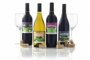 Groupon, il sito leader mondiale nel settore dei gruppi d&rsquo;acquisto, ha lanciato sul mercato una propria gamma di 4 vini (Chardonnay, Merlot, Cabernet Sauvignon e Pinot Nero) ispirati alla mascotte della societ&agrave;: il gatto