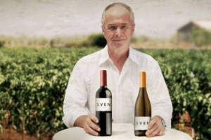 La folta schiera dei vigneron star si rinforza con un nuovo acquisto: Sven G&ouml;ran Eriksson, l&rsquo;allenatore svedese diventato grande in Italia, che lancia due etichette made in Sicilia, un bianco ed un rosso, sotto il nome di &ldquo;Sven&rdquo;