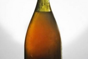 ANNATA 1774 DA 38.300 EURO: &Egrave; LA QUOTAZIONE RECORD RAGGIUNTA ALL&rsquo;ASTA DI CHRISTIE&rsquo;S, ANDATA IN SCENA IERI A GINEVRA, DAL &ldquo;VIN JAUNE&rdquo;, IL &ldquo;VINO DEI RE E IL RE DEI VINI&rdquo;, PRODOTTO NELLA REGIONE FRANCESE DELLA GIURA DALLA STORICA FAMIGLIA VERCEL