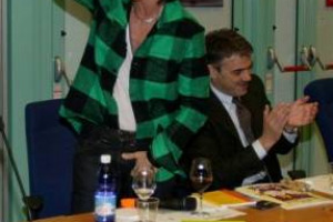 CON “VINO & GIOVANI”, TARGATO MINISTERO POLITICHE AGRICOLE ED ENOTECA ITALIANA, GIANNA NANNINI IN AULA: “VOGLIO RIPORTARE IL VINO VICINO ALLA GENTE”. INCONTRO-DEGUSTAZIONE ALL’ATENEO DI SIENA: “AMO LA TERRA ...”. IL SUO NETTARE PREFERITO È “BACCANO”