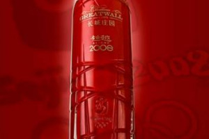VINO CINESE, DESIGN 100% MADE IN ITALY: ECCO LA BOTTIGLIA UFFICIALE DELLE OLIMPIADI DI PECHINO. 2008 ESEMPLARI PER CHATEU GREAT WALL, SIMBOLO DEL LUSSO, IDEATO DAL ROBILANTASSOCIATI. IL COSTO DI QUESTO PRODOTTO DI LUSSO “MADE IN CHINA”? 2.000 EURO