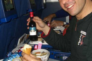 CIN CIN TRA LE NUVOLE? MEGLIO SE &Egrave; LOW COST. SKYSCANNER, SITO DI COMPARAZIONE DI VOLI ECONOMICI, HA GIUDICATO I VINI DELLE COMPAGNIE AEREE: I MIGLIORI BIANCHI SI BEVONO SUI VOLI LOW COST, PER I ROSSI MEGLIO LE COMPAGNIE DI BANDIERA