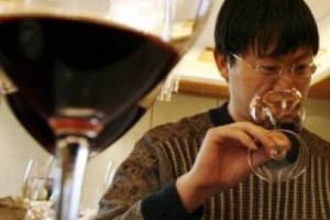 I RUSSI IN ITALIA, I CINESI A BORDEAUX: I GRANDI TERRITORI DEL VINO MONDIALE SEMPRE PI&Ugrave; NEL MIRINO DEI CAPITALI STRANIERI, SOPRATTUTTO DELLE ECONOMIE EMERGENTI. TESTIMONIANZA DI SUCCESSO DI UN SETTORE CHE NON PERDE ALLURE IN TEMPI DI CRISI