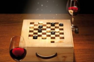 METTI UNA CLASSICA CASSA DI LEGNO CHE SI APRE, SI GIRA IL COPERCHIO, SI POSIZIONANO LE PEDINE E SI INIZIA A GIOCARE. A DAMA E CON UN BUON BICCHIERE DI VINO. &Egrave; L&rsquo;IDEA FIRMATA FEUDI DI SAN GREGORIO PER FESTEGGIARE CON I WINE LOVERS I SUOI PRIMI 25 ANNI