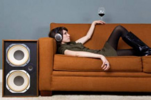 VINO & MUSICA: UN BINOMIO PERFETTO, MA CIO&rsquo; CHE ASCOLTIAMO INFLUENZA IL GIUDIZIO SU QUELLO CHE BEVIAMO. LO SOSTIENE UNA RICERCA DELLA HERRIOT-WATT UNIVERSITY PUBBLICATA DAL &ldquo;BRITISH JOURNAL OF PSYCHOLOGY&rdquo;