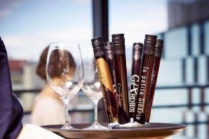 CONCEDERSI IL PIACERE DI UN GRANDISSIMO VINO FRANCESE SENZA DOVER CHIEDERE UN MUTUO ALLA PROPRIA BANCA? SI PU&Ograve;, CON IL VINO IN FIALA, O MEGLIO, CON &ldquo;WINE IN TUBE&rdquo;, IL PROGETTO NATO DALL&rsquo;IDEA DELL&rsquo;IMPRENDITORE DI BORDEAUX LAURENT CASTRO