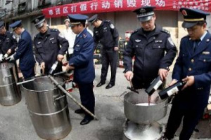&ldquo;AL ROGO&rdquo; NELLA PUBBLICA PIAZZA, COME GLI ERETICI NEL MEDIOEVO: ECCO COME LA POLIZIA DI SHANGHAI HA DECISO DI TRATTARE 3.000 BOTTIGLIE DI FALSO CHATEAU LAFITE, CHE SECONDO LE STIME AVREBBERO POTUTO FRUTTARE AI TRUFFATORI 4 MILIONI DI EURO