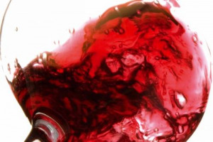 DOPO IL SISTEMA CIRCOLATORIO, IL CUORE, LA PRESSIONE SANGUIGNA (E LA MENTE), IL VINO SI RISCOPRE ANCHE FATTORE ANTI-CANCRO: SECONDO UN GRUPPO DI RICERCATORI CANADESI IL NETTARE DI BACCO, SPECIE SE ROSSO, AIUTA A COMBATTERE IL TUMORE AL POLMONE