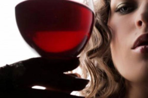 UNA SERATA ROMANTICA DAVANTI AD UN BUON VINO, A CHILOMETRI DI DISTANZA. NASCE IN USA &ldquo;WINE PHONE DATES&rdquo;, PER PROGRAMMARE UNA TELEFONATA CON IL PARTNER (O CON UN AMICO), SORSEGGIANDO LO STESSO NETTARE. PER SCALDARE L&rsquo;ATMOSFERA ANCHE ... VIA ETERE