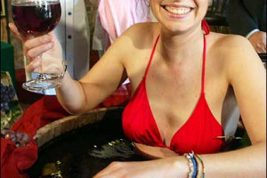 SCOPPIA LA FEBBRE DI VINOTERAPIA IN TOSCANA … UN CASTELLO MEDIOEVALE PROPONE UN’ESPERIENZA UNICA: MASSAGGI, TRATTAMENTI TERAPEUTICI E BAGNI A BASE DI SANGIOVESE NEL CUORE DEL CHIANTI CLASSICO