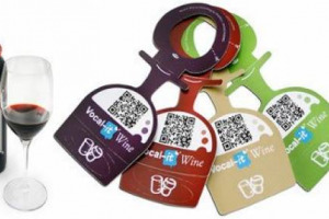 DITELO CON UN VINO, E CON LA VOSTRA VOCE. IL MONDO DI BACCO E QUELLO DELLE APPS SI INCONTRANO ANCORA CON &ldquo;VOCAL-IT WINE&rdquo;, UN&rsquo;ETICHETTA SPECIALE CHE, APPLICATA ALLA BOTTIGLIA, PERMETTE A CHI LA RICEVE DI ASCOLTARE LE PAROLE DI CHI L&rsquo;HA REGALATA