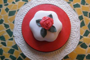 CAKE DESIGN MANIA? L’APPUNTAMENTO “SWEET” È A TORINO DALLA CAKE DESIGNER CLAUDIA LOTTA. FRA CUPCAKES, COOKIES E TORTE GLASSATE, ALL’INSEGNA DELLA TRADIZIONE ITALIANA E DEL GUSTO SPETTACOLARE ANGLOSASSONE, È UN TRIONFO PER GLI OCCHI E PER IL PALATO