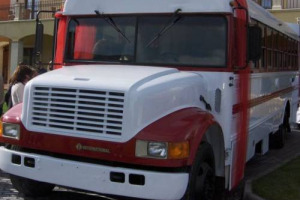 WINE BUS, UN’ENOTECA AMBULANTE PER PROMUOVERE I VINI E I PRODOTTI TIPICI DELL’ETNA … DI COSTRUZIONE STATUNITENSE, IL PULMANN SARA’ A DISPOSIZIONE DI ENTI PUBBLICI, CANTINE ED AZIENDE PER EVENTI DEL WINE & FOOD E FIERE DEL TURISMO