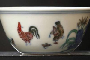 36 MILIONI DI DOLLARI PER UN BICCHIERE DI VINO. VUOTO. A TANTO &Egrave; STATA BATTUTA UNA TAZZA IN PORCELLANA RISALENTE ALLA DINASTIA MING, CON SEI SECOLI DI STORIA ALLE SPALLE. SOTHEBYʼS: &ldquo;&Egrave; IL SANTO GRAAL DELLʼARTE CINESE&rdquo;