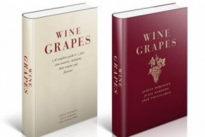 ECCO LA NUOVA &ldquo;BIBBIA&rdquo; DEI VITIGNI: IL TOMO DI 1.200 PAGINE (E 1.368 VARIET&Agrave;) SI INTITOLA &ldquo;WINE GRAPES&rdquo; ED &Egrave; FIRMATO DA JANCIS ROBINSON, UNA DEI PI&Ugrave; NOTI WINE WRITER DEL MONDO, INSIEME ALLA MASTER OF WINE JULIA HARDING E AL GENETISTA JOS&Egrave; VOUILLAMOZ