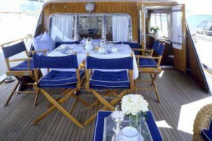 IL MERCATO DEL LUSSO NON CONOSCE LA CRISI E, PER I WINE LOVERS CON LO YACHT ARRIVA UN NUOVO SERZIZIO ESCLUSIVO, FIRMATO DA &ldquo;ITALIANWINEBOUTIQUE&rdquo;: LA CONSEGNA DELLE BOTTIGLIE PI&Ugrave; PREGIATE DIRETTAMENTE ALLA BANCHINA DEI PORTI DEL BELPAESE (E NON SOLO)