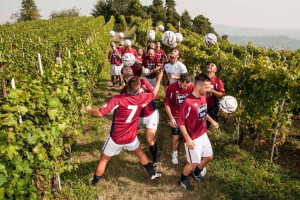 Palla al centro, nelle Langhe i &ldquo;Barolo Boys in &hellip; fuorigioco&rdquo; scendono in campo con Paolo Maldini