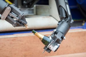 Se i robot non sono più al servizio dell’uomo, ma lo imitano, anche stappando uno Champagne