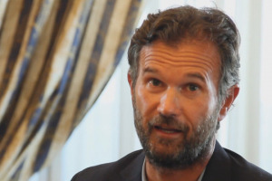 &ldquo;Il vino &egrave; frutto di un anno di lavoro e nel tempo si conserva, la cucina inizia e finisce ogni giorno. Sono fan dei vini bianchi che sanno invecchiare, solo i grandissimi vivono 20-30 anni&rdquo;. Cos&igrave; dalle terre del Gavi lo chef stellato Carlo Cracco