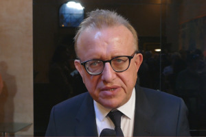 &ldquo;Imitare lo Champagne o cercare di riprodurlo altrove &egrave; inutile, ogni territorio cerchi la sua strada e valorizzi le sue origini e radici&rdquo;: cos&igrave;, a WineNews, Richard Geoffroy, &ldquo;chef de cave&rdquo; del mito delle grandi bollicine francesi, Dom Perignom