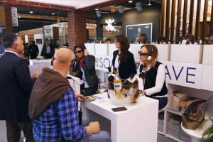 Glamour, stile, distintivit&agrave;, narrazione del vino tra artigiani del gusto, comunicatori del vino e grandi chef, e innovazioni, come la degustazione in &ldquo;realt&agrave; aumentata&rdquo; lanciata a Vinitaly: &egrave; Soave Versus a Verona (2-4 settembre)