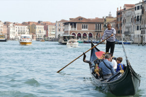 Venezia e la sua laguna sono un simbolo dell&rsquo;Italia nel mondo: una storia fatta di arte, conquiste e commercio, anche di vino, grazie alle imprese di tanti intraprendenti vignaioli, tornate all&rsquo;antico splendore tra i vigneti nascosti della citt&agrave;