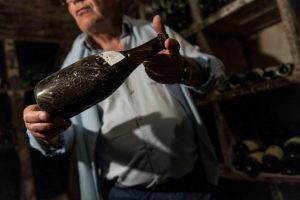 Ad Arbois (Giura) una bottiglia di Vin Jaune del 1774 &egrave; stata battuta a 103.700 euro