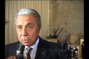 Tutti i segreti delle aste dei vini ... Un mondo intrigante che svela le "follie" enoiche di super-appassionati disposti a svenarsi pur di ottenere la bottiglia dei desideri