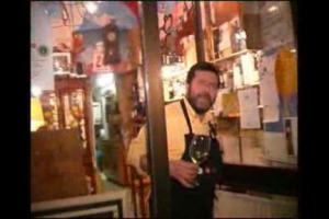 Le scritte sui muri dell'Enoiteca Bacco Felice