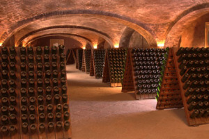 Le &ldquo;cattedrali sotterranee&rdquo; di Canelli, dove &egrave; nato lo spumante italiano, hanno festeggiato l&rsquo;inserimento di Langhe-Roero e Monferrato nella World Heritage List Unesco, iniziando un percorso comune di valorizzazione del territorio