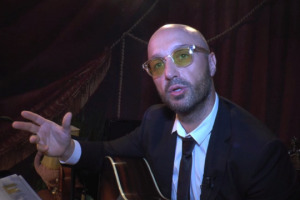 &ldquo;In Vino Veritas &egrave; una serata in cui faccio incontrare le mie due passioni pi&ugrave; grandi, il vino e la musica, i miei testi, che canto mentre il pubblico assaggia i miei vini: &egrave; il miglior modo per passare una serata con Joe&rdquo;