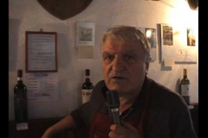 Adamo Palecchi, mitico cantiniere dell'azienda Contucci di Montepulciano ci mostra un'antico rituale del mondo del vino