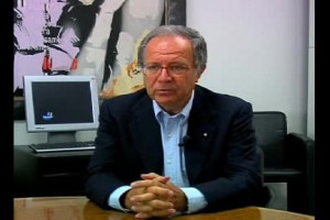 Paolo Panerai, editore e vigneron, parla del difficile rapporto tra vino e finanza, con un confronto tra i pregi e difetti del panorama francese e quello italiano