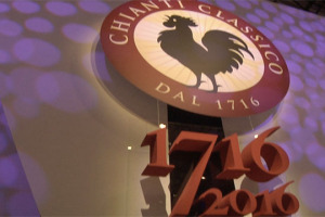 300 anni (ed oltre) di glorioso passato, tra imprese e famiglie storiche, un presente di grande successo, ed un futuro (vitivinicolo e non solo) da progettare senza sedersi sugli allori, passando, forse, anche per l&rsquo;Unesco: ecco il Chianti Classico